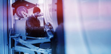 Bir araba izlerken makinist 