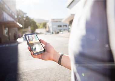 Kitaplık cep telefonu ekran üzerinde