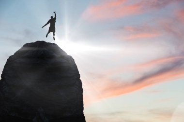 dağ tepe üzerinde atlet silüeti