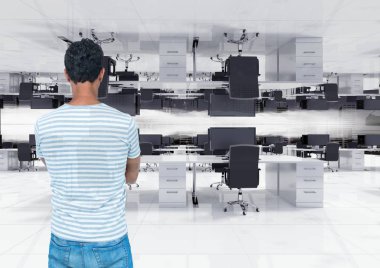 adam ters ofiste ayakta