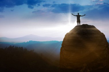 adam ayakta ve silah yükseltme