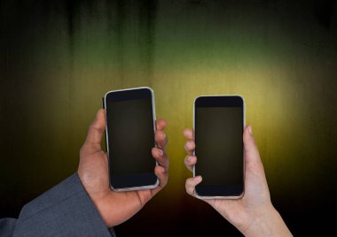 Telefonları holding iki eller