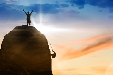 siluetleri çocuk ve uzun yürüyüşe çıkan kimse 