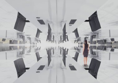 iş kadını ters ofiste ayakta 