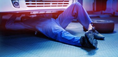 Tamirci yalan söylüyor ve araba altında çalışıyor