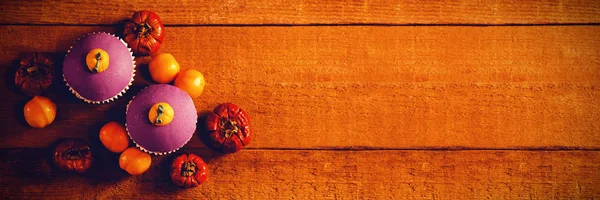 Cupcakes with small pumpkins — Stock Photo, Image