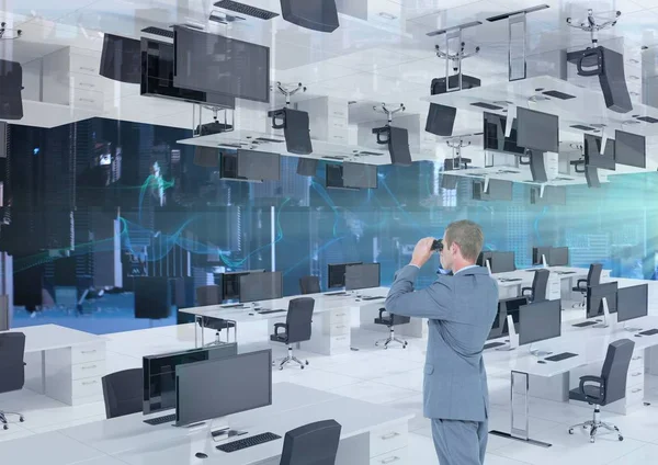 Dürbünle bakan bir iş adamı 