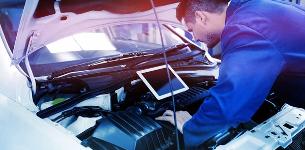 Mechanic Tablet PC gebruiken om op te lossen auto — Stockfoto