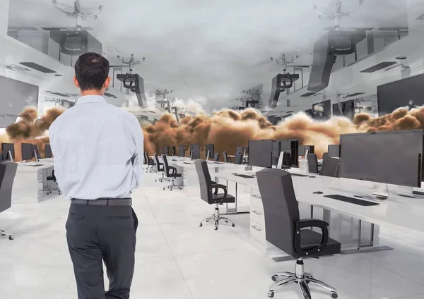 işadamı ters ofiste ayakta 