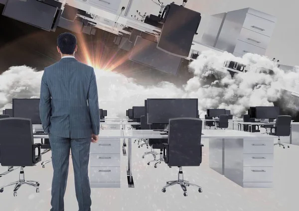 adam ters ofiste ayakta