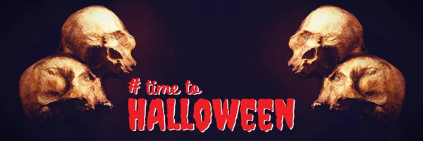 Halloween-Text gegen menschliche Schädel — Stockfoto