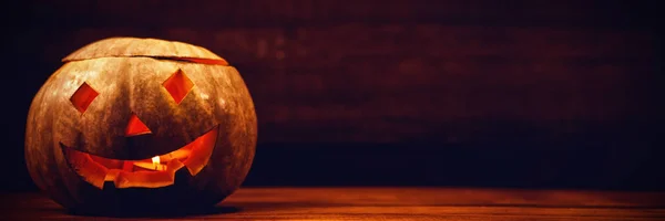 Verlichte hefboom o lantaarn op houten tafel — Stockfoto