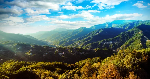 Mavi gökyüzünün altında çim kaplı dağ 
