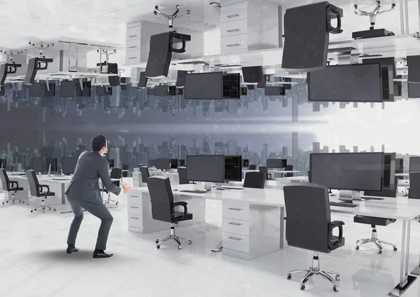 işadamı ters ofiste ayakta