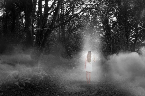 Kvinna promenader i skogen — Stockfoto