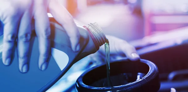 Mechanic olie gieten in auto — Stockfoto