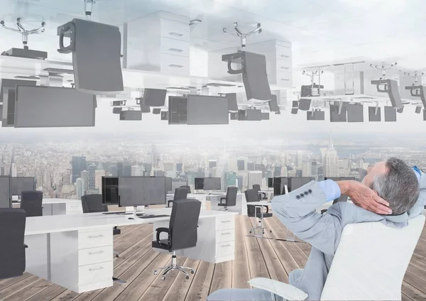 ters ofisinde oturan işadamı 