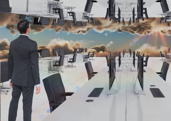 işadamı ters ofiste ayakta