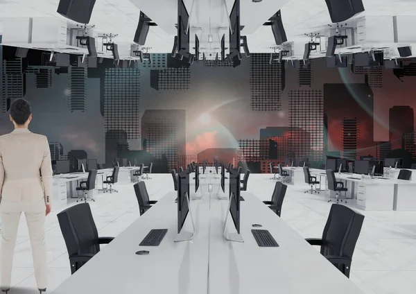 iş kadını ters ofiste ayakta 