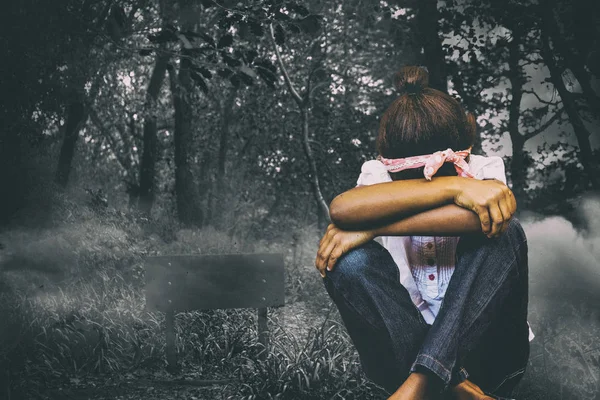 Tuğla duvara oturan gerildi kız