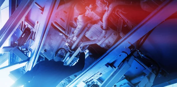 Bir arabanın altında izlerken makinist