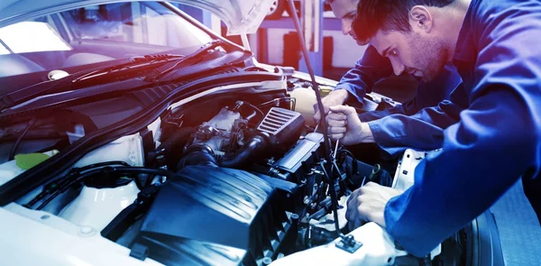 Mechanics working together — Stock Photo, Image