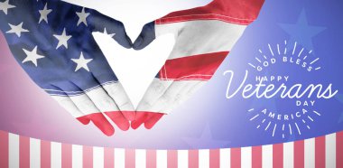 Ellerle kalp yapan kadın