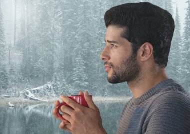 Kar orman Kupası ile yansıtan adam