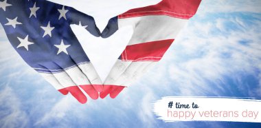 Ellerle kalp yapan kadın