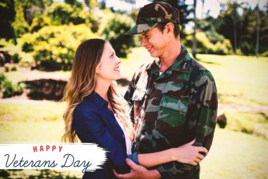 Çift birbirlerine gülümsüyor iken