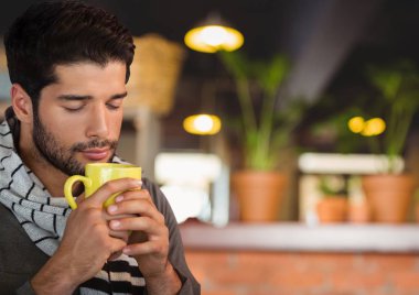 Adam sonbaharda Kupası ve eşarp Cafe