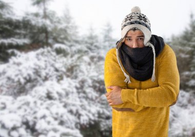 Adam şapka ve atkı ile sıcak tutmak 