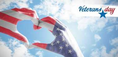 Sahilde kalp şekil verme eller