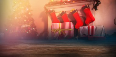 Şömine yakın hediye ile Noel ağacı