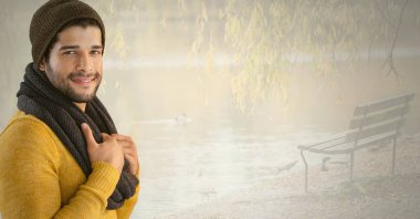 Adam sonbaharda şapka ve atkı 