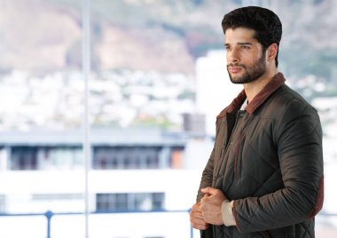 Ceket pencere şehir tarafından adam