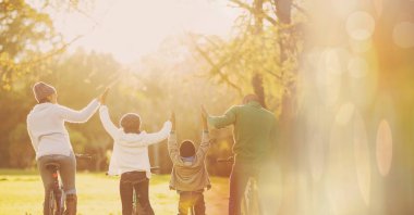 Ormanda birlikte mutlu aile