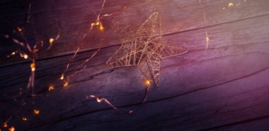 Star ahşap tahta üzerinde ışıklarla aydınlatılmış pirinç