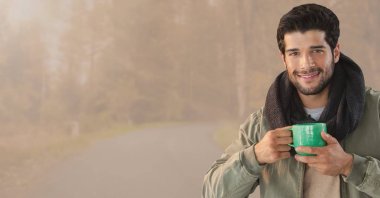 Sonbaharda adamla tonda ormandaki Kupası