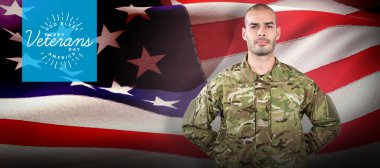 arkasından el ile ayakta asker