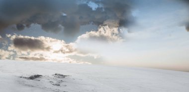 Kar manzara güneş ışığı ile kaplı