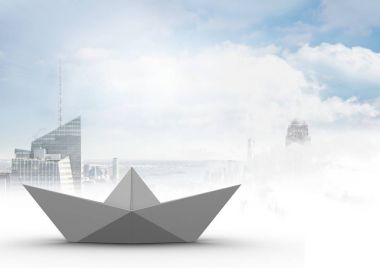 Kağıt tekne şehir gökyüzünde