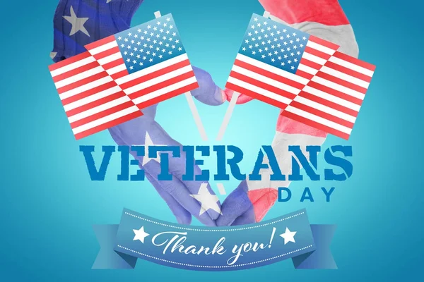 Kalp bizi bayrak close-up karşı şekillendirme eller