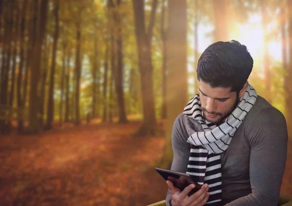 Muž na podzim s tabletem v lese — Stock fotografie