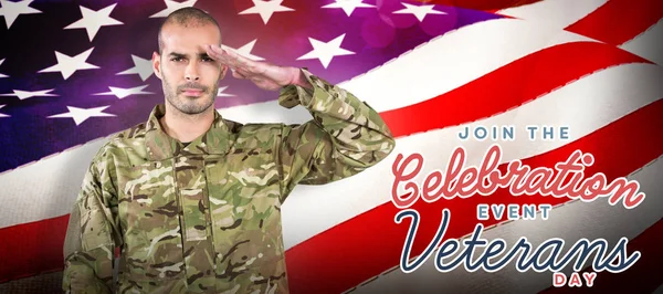 Kendine güvenen asker selamlayan 