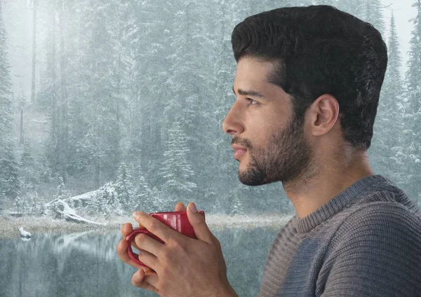 Kar orman Kupası ile yansıtan adam