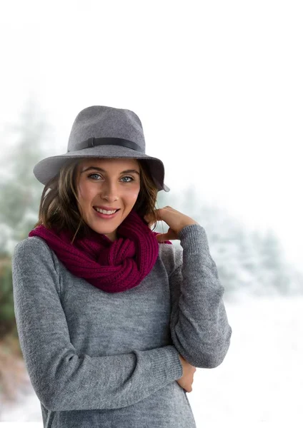 Donna che indossa cappello e sciarpa nella foresta di neve — Foto Stock