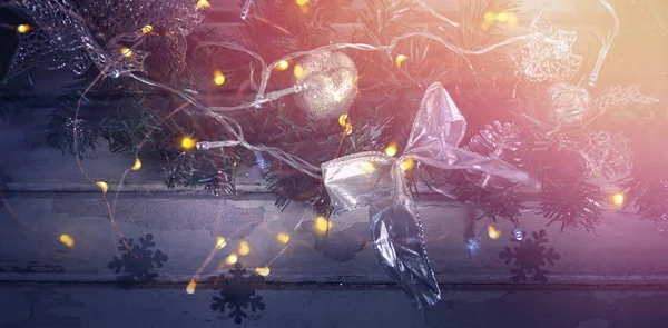 Noel zamanı sırasında floorboard üzerinde süslemeleri