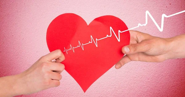Kalp kalp tutan eller üzerinde beat — Stok fotoğraf