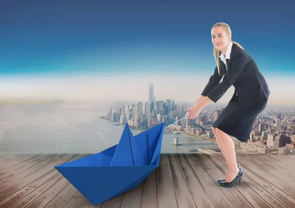 Geschäftsfrau zieht Papierboot — Stockfoto
